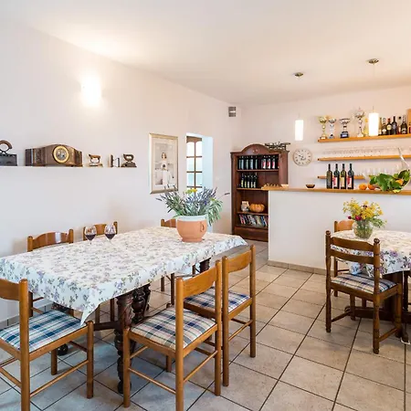 Pansion Marjan 3* Zavala